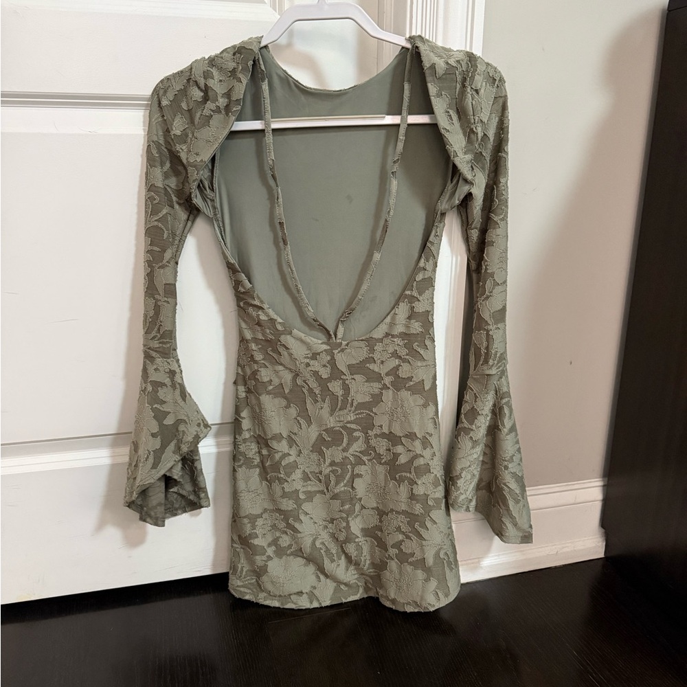 Green mini dress with flowy sleeves - Picture 3 of 3